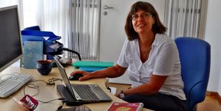 Uschi Buck an ihrem Schreibtisch.